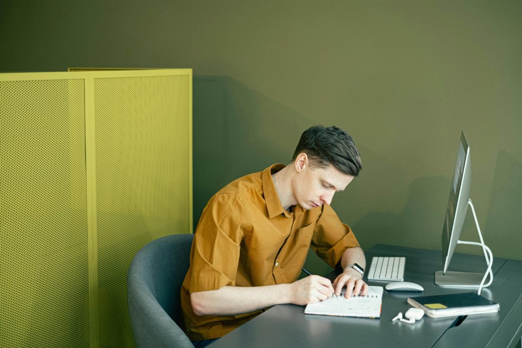 Représentation d'un correcteur professionnel au travail pour des services de correction, de réécriture et de coaching littéraire