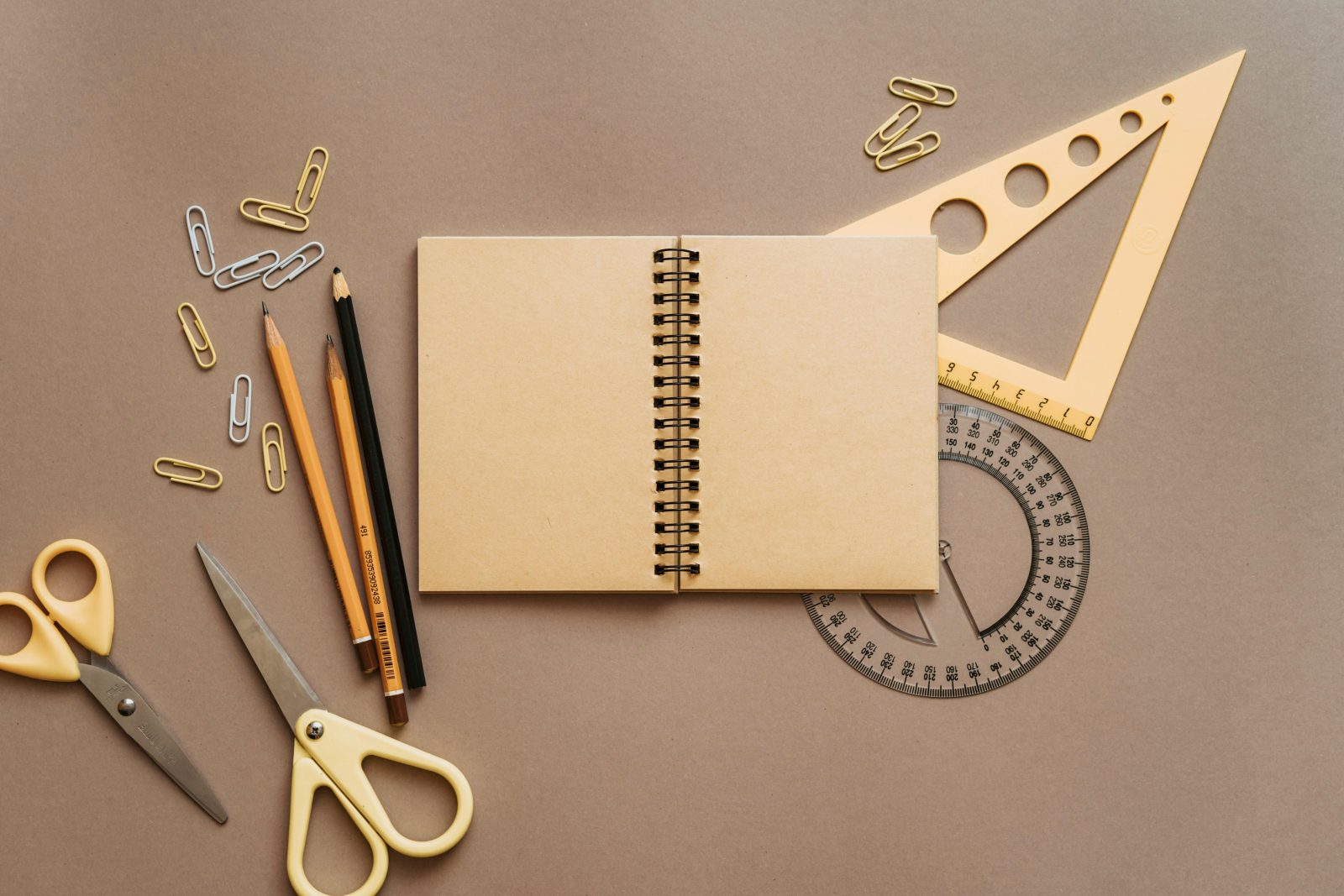 cahier à page blanche sur un bureau sans lignage
